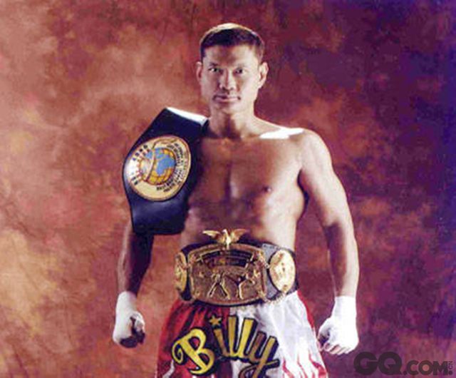 周比利世界拳王及动作片演员，外号“老虎”，求学在加拿大，学习空手道出身，职业战绩43胜8负，31场KO，且从未被人KO，于1985年获得WKA自由搏击世界冠军，是至今唯一的华人世界级拳王。入行较早，经常与成龙、李连杰演对打戏，如《奇迹》、《鼠胆龙威》、《冒险王》中，但表现最出色的，当属在《精武英雄》中出演的日本将军藤田刚。