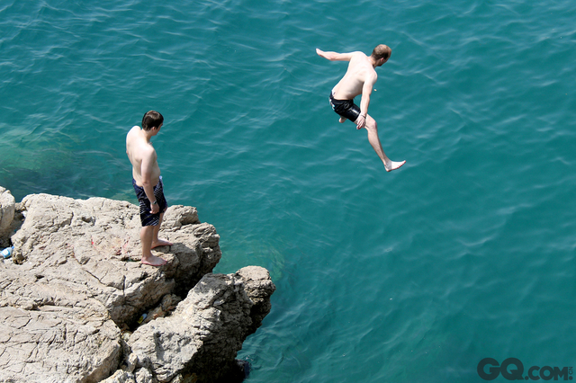 法国尼斯，人们跳入地中海中，降温解暑。   