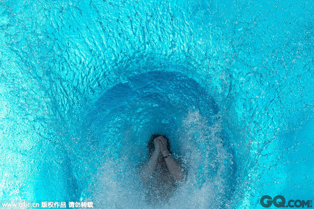 德国科隆，一名青年跳入泳池中解暑。近日，欧洲多国迎来罕见高温天气。