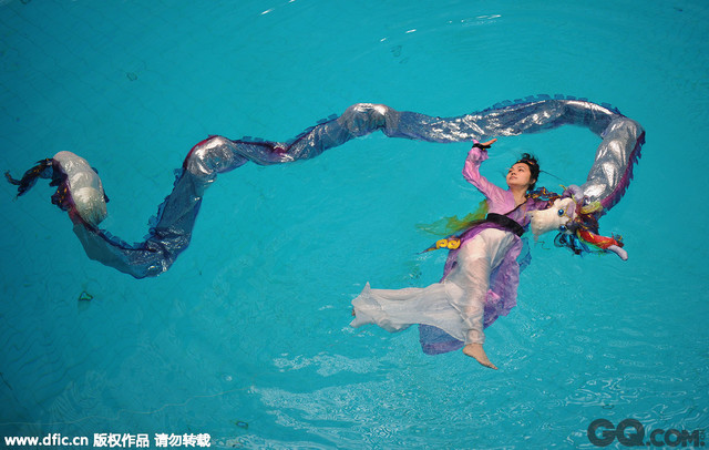 武汉市沌口体育中心跳水馆，彭子轩水中舞“中国龙”。