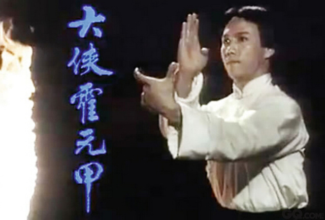 《万里长城永不倒》用的比较奇葩，是作为拉拉获得香港电影金像奖时的BGM出现的。这首歌是81年丽的电视台（亚视前身）港剧《大侠霍元甲》的主题曲，这部《大侠霍元甲》也是香港历史上第一部被大陆引进播出的港剧。