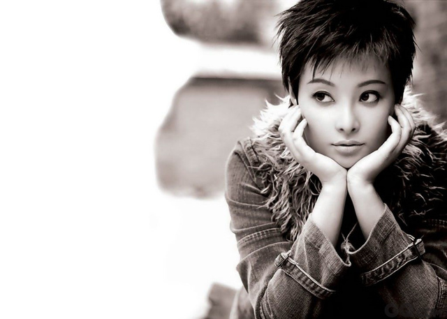 袁立
1992年，袁立报考上海戏剧学院，却在第三试被淘汰，监考老师认为她没有演戏的热情，心有不甘的她立即转考北京电影学院，最终以专业第一名的好成绩顺利进入北影。