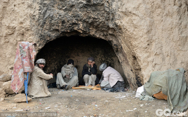 阿富汗也许是唯一一个不用介绍的世界穷国。大概超过70%的阿富汗人每天的消费不超过2美元。为了赚钱很多人在做着非法的交易。阿富汗是世界上最大的海洛因输出国。毒品问题是这个国家的不能承受之重，一项对阿富汗警方的调查表明大概这个国家17%的警察最近都吸过毒。甚至更糟-仅有30%的警察识字！难怪阿富汗是世界上最穷的国家之一。