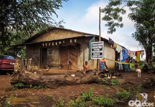 作为世界上最穷的国家之一，塞拉利昂也是世界上最大的钻石出口国之一。经过10年内战，50000人死亡，活下来的人生活变得更加穷困。国家的卫生系统又充满了问题。塞拉利昂的婴儿死亡率居世界之首，生活水平在世界基本算是最差了。难怪塞拉利昂是世界上最贫穷的国家之一。