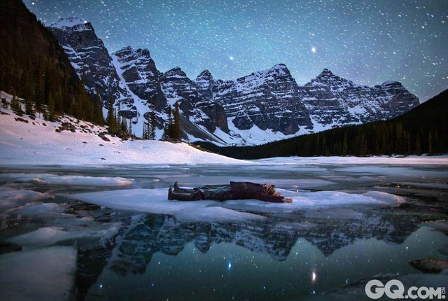 近日，来自加拿大阿尔伯达省班芙小镇的摄影师保罗 杰斯卡发表了他的最新作品。该作品的神奇之处在于摄影师将自己融入到优美的自然景色中。一系列的美丽画面让人赞叹不已。梦莲湖，位于加拿大阿尔伯达省班芙国家公园。