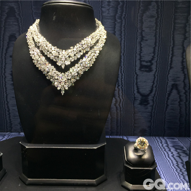 既然巴塞尔表展的全称是“巴塞尔钟表&珠宝展”，那么怎么能少得了千万级的珠宝来坐镇。这两款钻石与祖母绿打造的首饰，售价千万级别。