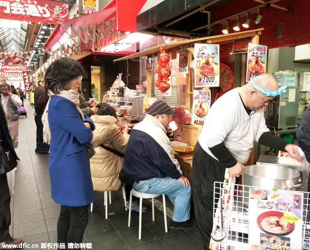 位于大阪市中央区的黑门市场近来成为了外国游客纷至沓来的热门景点。