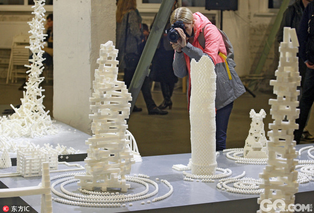 当地时间2016年9月22日，乌克兰基辅，爱尔兰艺术家Brendan Jamison and Mark Revels在乌克兰第一座议会大厦Teacher’s House与当地艺术学校学生利用糖块进行雕塑，再现了伦敦泰特现代美术馆、巴黎蓬皮杜中心以及北京798艺术区等世界著名艺术文化中心，该系列雕塑被取名为“甜糖民主”（Sugar democracy）。