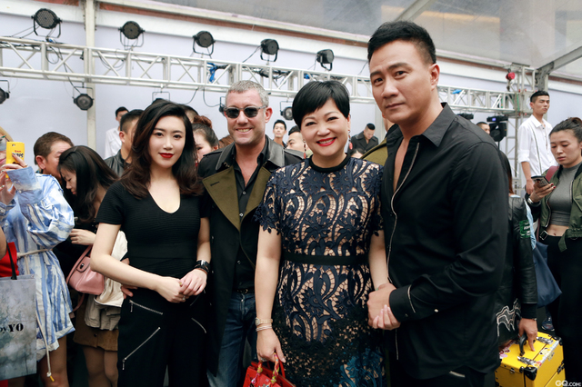 作为中国最具影响力的时尚盛会——上海时装周，新开设的分会场之一就是位于淮海中路的时尚圣殿连卡佛，并以”Green Code”为主题大力开展新时尚宣言。作为备受时装界关注及追捧的跨界先锋力量，此番更是大力邀请JUN by YO入驻并在10月19日重磅开启时装周荷尔蒙大秀，这也是JUN by YO品牌创始人胡军和王怡鸥女士即9月6日首秀之后、全身心投入的第二场颇具新力量的时装品牌绿色发布秀，消息发出后立刻受到各方时尚潮人的热力关注和追捧。