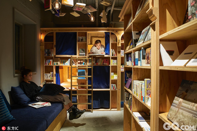 日本京都，继去年以书店为主题的东京书香入梦旅馆开张之后，世界各地的书虫纷纷前往体验，如今，这家旅馆在京都也有分店了。书香入梦旅馆有多达5000本书供客人阅读，里面设有20个床位，18个标准床位住宿一晚只要50美元（约344元人民币），床下有放行李的空间，电源插座、衣架、窗帘等一应俱全，当然还有必不可少的读书灯。客人还可以在入住期间享受免费的Wifi和公共浴室。在每月的第8、18、28日，旅店还为客人提供时尚的NOWHAW品牌的长袍。除此之外，京都店还增设了酒吧，为客人提供京都当地产啤酒。另外，不住宿的客人也可以进去看书，每小时是540日元（约合人民币33元）。