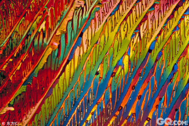 我们平时吃的药进入身体以后会变什么样你知道吗？摄影师Dennis Kunkel用一组光学显微照片向我们揭示了药入身体后的奇异改变。在这组照片中，β-胡萝卜素晶体如小孩手涂鸦的水彩画，尿酸铵晶体则是色彩浓厚的抽象派画作，维他命C晶体干净纯洁形成羽毛状，治疗抑郁的圣约翰草晶体高低起伏形成彩色晶柱，孕酮晶体变成彩色鹅卵石拼凑的图画，最不可思议的是尼古丁晶体，形状如点燃的香烟顶上还飘着烟……