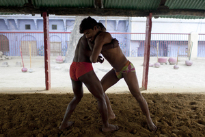 探秘印度传统泥地摔跤 赤裸释放男性“基”情