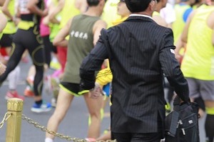 穿西装也能跑完北京国际马拉松吗？