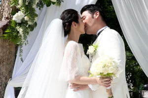 陈怡蓉泰国完婚与丈夫拥吻甜蜜无限
