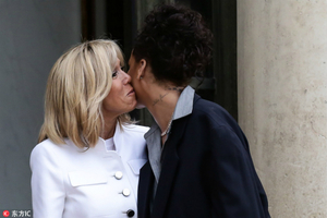 蕾哈娜会见法国总统马克龙 获第一夫人亲自迎接贴面吻