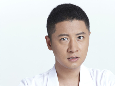 《青年医生》热播:把"白大褂"穿出风韵的男星