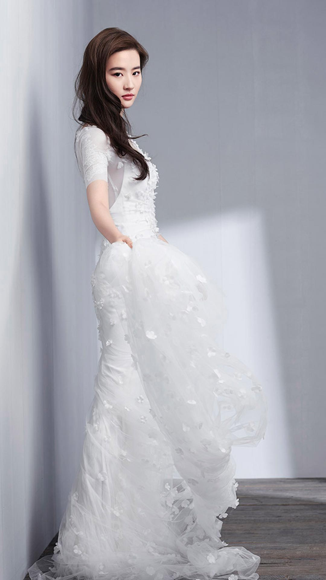 刘亦菲一袭白色长裙出席活动，优雅的姿态，唯美的身材，特别耀眼 - 知乎