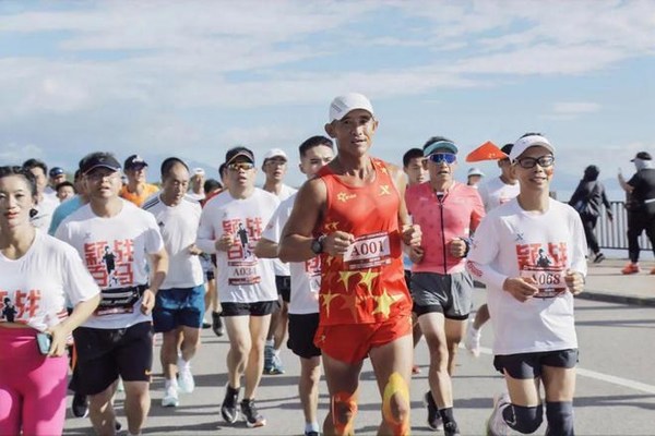 洱海畔的非凡挑战，特步跑步推广大使108天跑完108场马拉松