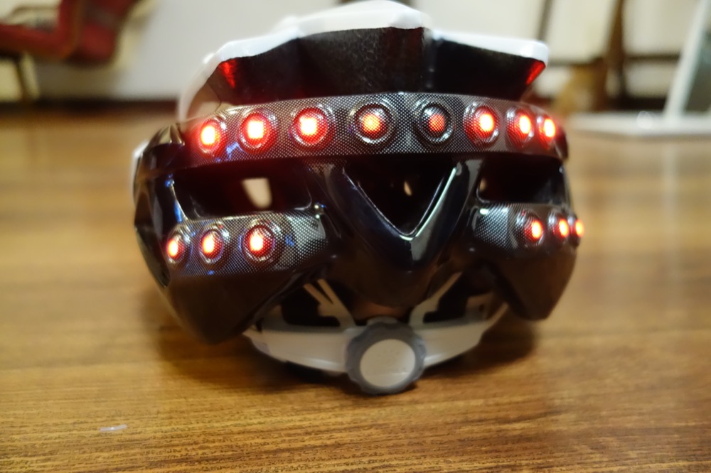 这个骑行头盔带有转向灯还能发出求救信号