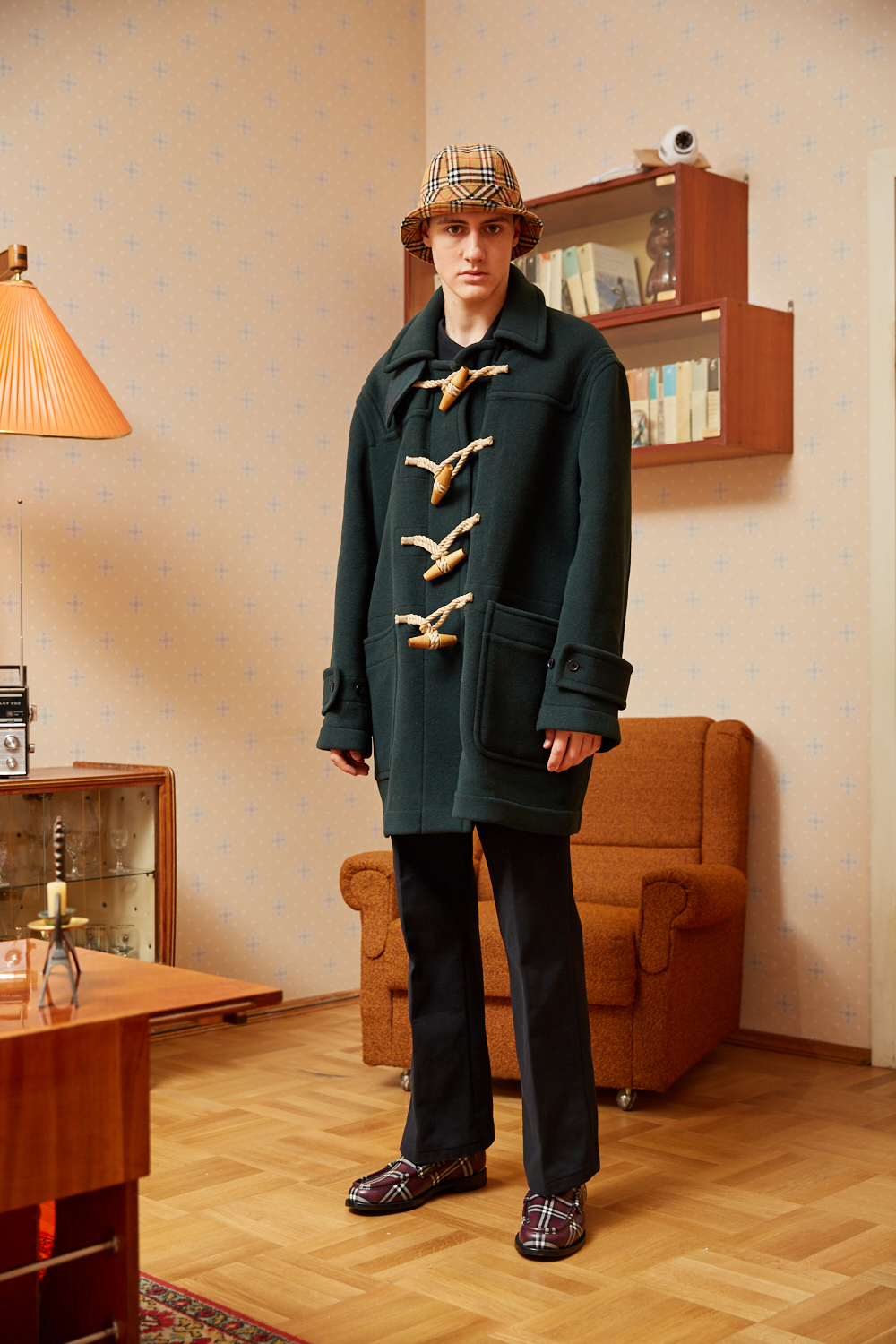 俄罗斯设计师GOSHA RUBCHINSKIY携手BURBERRY再次推出男装设计师合作系列  该新系列于叶卡捷琳堡举行的GOSHA 2018秋冬系列时装秀上全新亮相