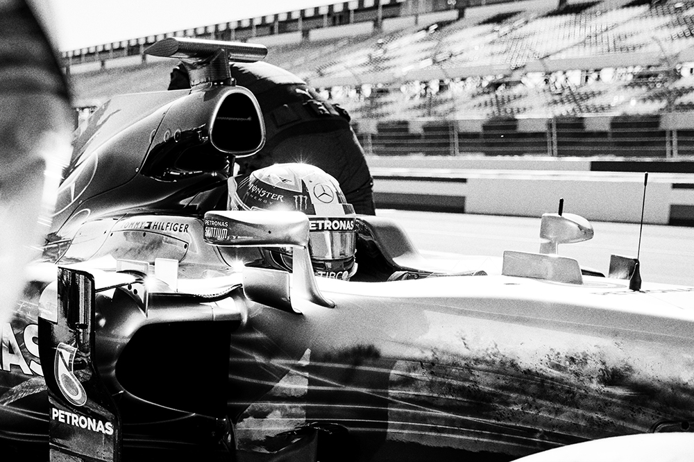 TOMMY HILFIGER携手F1世界冠军车队MERCEDES-AMG PETRONAS MOTORSPORT