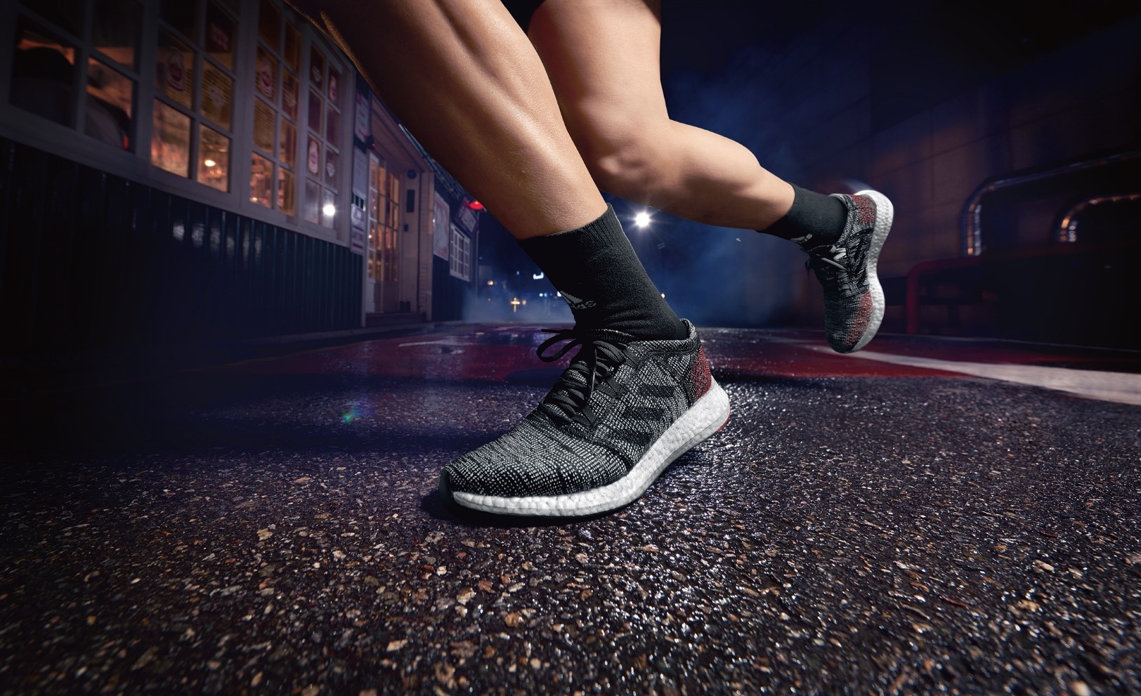 跑翻街头，适应多种可能。阿迪达斯PureBOOST GO跑鞋引领街跑风潮