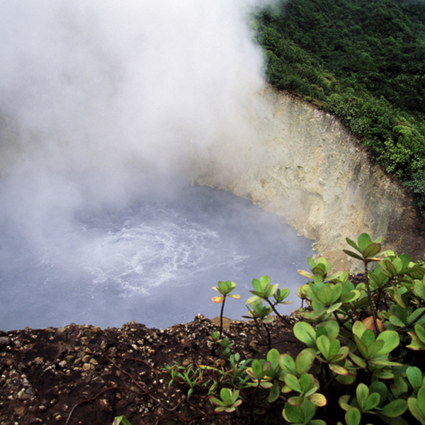 多米尼加 沸湖(boiling lake)