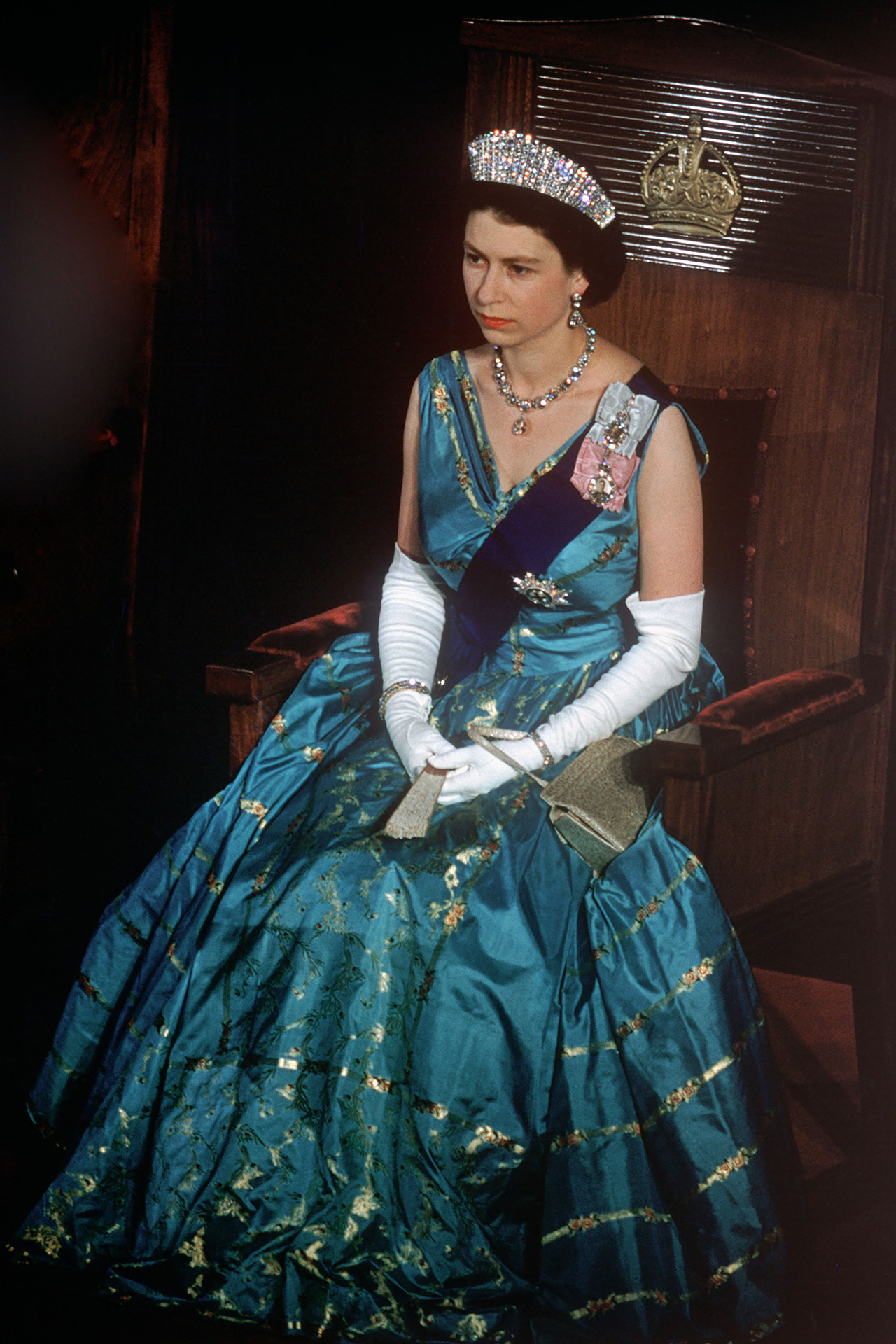 47岁的西班牙王后穿晚礼服太拼了，第一美王后名不虚传！ - 知乎