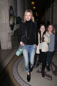 英国时尚名模Kate Moss教你如何将磨白的牛仔裤穿出英伦风。只要简单的将裤脚挽起，搭配双尖头皮鞋，一切...