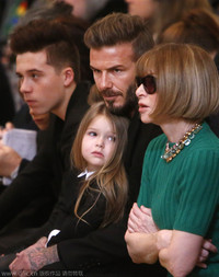 2015年2月16日，David Beckham抱着女儿Harper、Anna Wintour、Brooklyn Beckham助阵纽约2015秋冬时装周V...