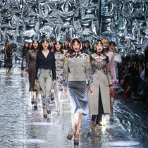 梅賽德斯-奔馳中國國際時裝周 Mary Katrantzou 的時尚美學