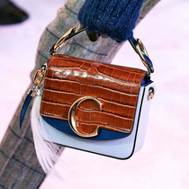 #SuzyPFW: Chloé’s Spirited Woman Follows In Karl’s Giant Footsteps-Suzy Menkes专栏