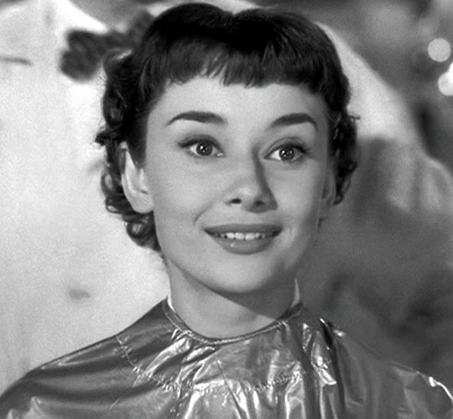 奥黛丽·赫本在电影《罗马假日》中的短发在50年代有多种叫法