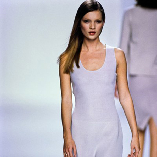 21 个 Kate Moss 在 Calvin Klein 伸展台上的经典时刻