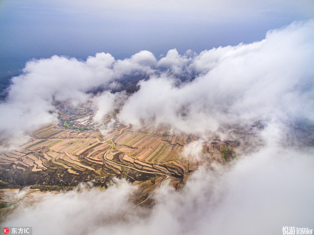 无人机航拍山西省运城市普降冬雨，雨后的中条山云雾缭绕，美景如画。