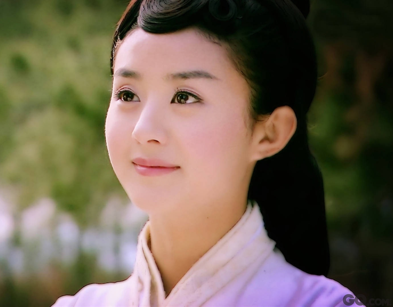 赵丽颖是标准的包子脸，因《陆贞传奇》一炮而红，在新剧《花千骨》赵丽颖出演花千骨毫无违和感，反而，包子脸越发萌。