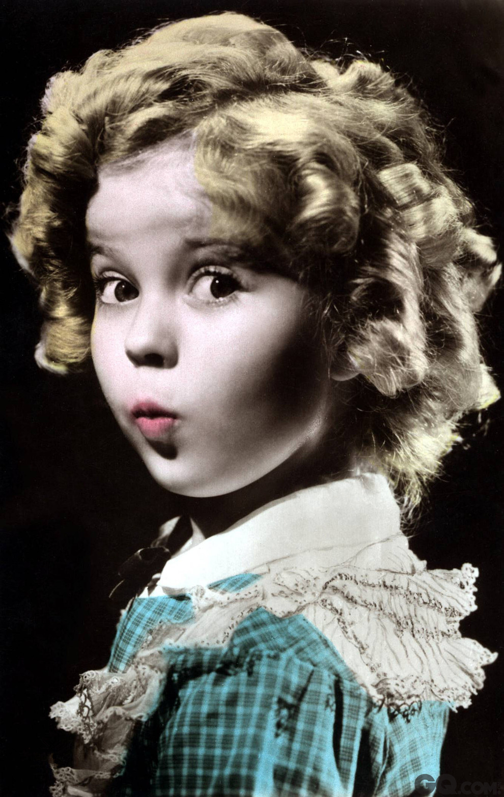 2015年2月10日是秀兰邓波儿逝世一周年的纪念日，忆往昔秀兰邓波儿的音容笑貌依旧在人们的脑海中挥之不去。秀兰·邓波儿儿童时期为美国著名童星之一，3岁时邓波儿在母亲的安排下进入一所叫米格林的幼儿舞蹈学校接受训练，1934年年仅6岁出演了歌舞片《起立欢 呼》，影片大获成功。随后一年中，邓波儿出演了《新群芳大会》、《小安琪》、《小情人》等8部影片。由于在这几部影片的出色表演，1935年年仅7岁的她 就获得了第7届奥斯卡特别金像奖，成为有史以来获得奥斯卡奖的第一个孩子。同年“美国电影科学学会”还授于她“1934年最杰出个人”称号。她每年都在最受欢迎的十大明星之列，成为当时美国儿童崇拜的偶像，也是成年人心目中的宠儿，曾有“大众小情人”之称，下面我们来回顾一下这位著名童星秀兰·邓波儿生前的经典荧屏形象，祭奠这位人们心中永远的天使。