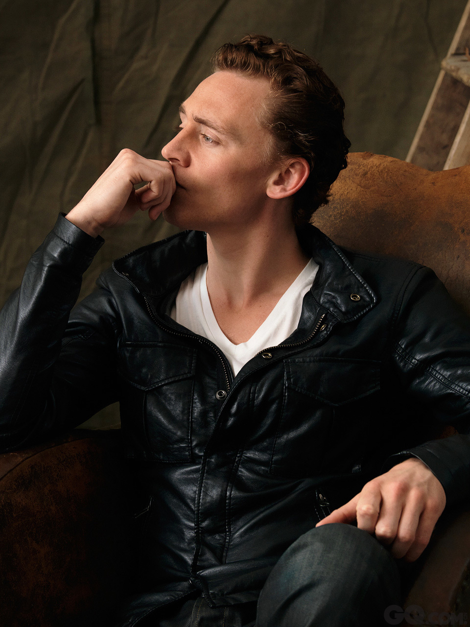 Tom Hiddleston，英文的姓读快点音译过来就是“抖森”，如果不怕咬到舌头的话可以试试读一下，这个称号他本人也知道了。《复仇者联盟》真正的赢家是反派洛基，“抖森”从此红遍全球!
