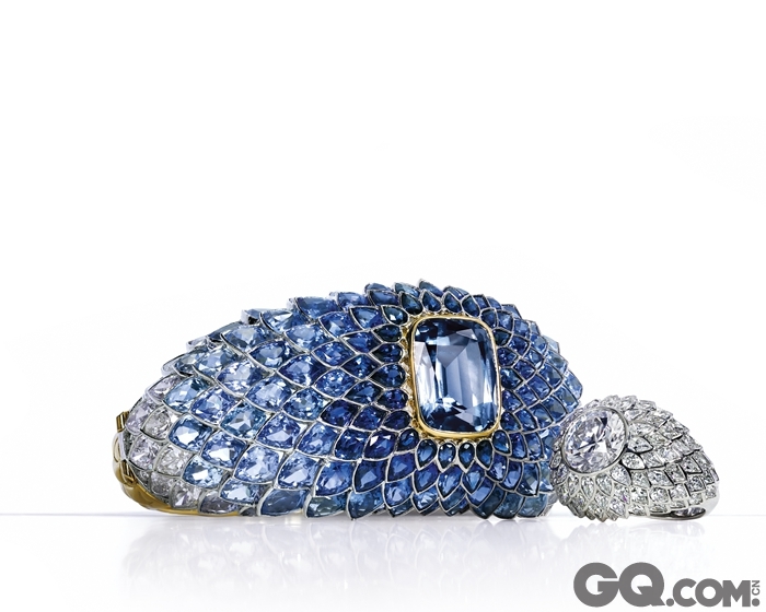 蒂芙尼的彩色钻石因其极高净度和色彩饱和度而举世闻名。超过400颗蓝色钻石如卵石般铺镶而成一枚钻戒。得到如此数量的珍罕彩钻并非易事。每一颗钻石都经由手工切割并镶嵌在流线型底座之上，展示海洋历时千万年雕琢自然之美的超凡力量。另有一款3.03克拉浓彩蓝钻戒指，犹如海平面浮起的蓝色岛屿；蓝绿钻完美融合了海洋与天空的颜色；黄钻纯美耀若投射在水面的骄阳。
