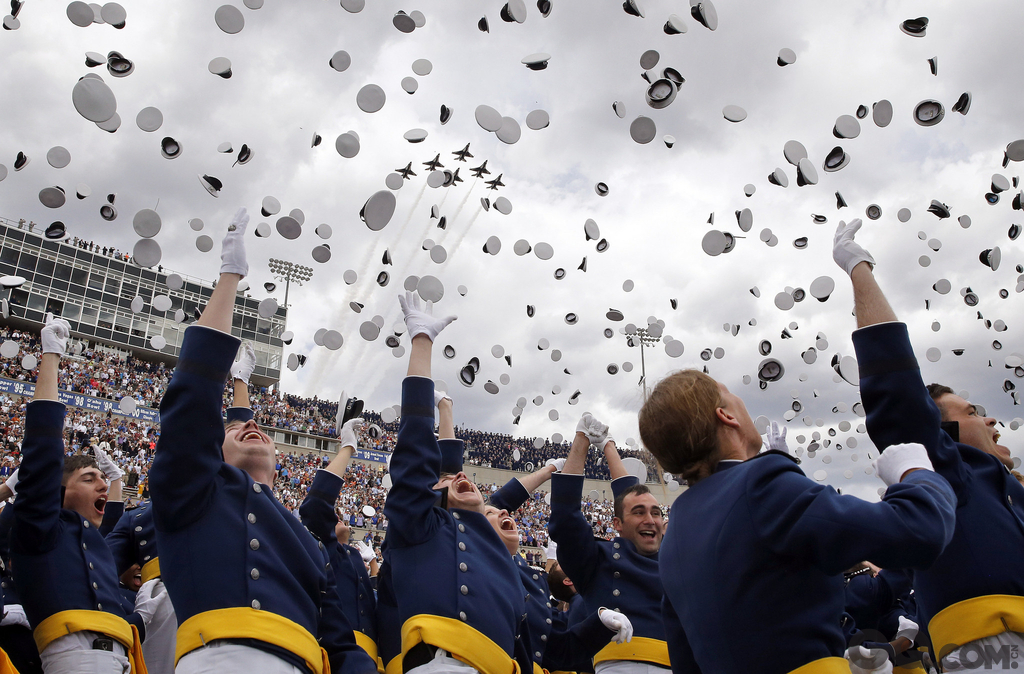 2015年5月28日，美国科罗拉多州，美国空军学院毕业典礼举行，学员向空中扔帽子庆祝毕业。