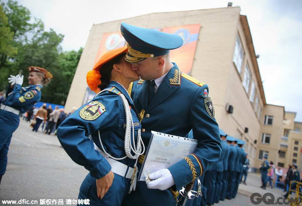 2014年6月25日，俄罗斯圣彼得堡，俄罗斯紧急情况部圣彼得堡国立消防大学250名学生于当天毕业，获得消防工程学位和中尉军衔，两名毕业生热吻。