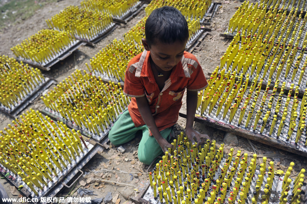 童工在气球工厂内工作。由于孟加拉国的贫穷，童工们的劳动力非常便宜，一工作就是一整天。    