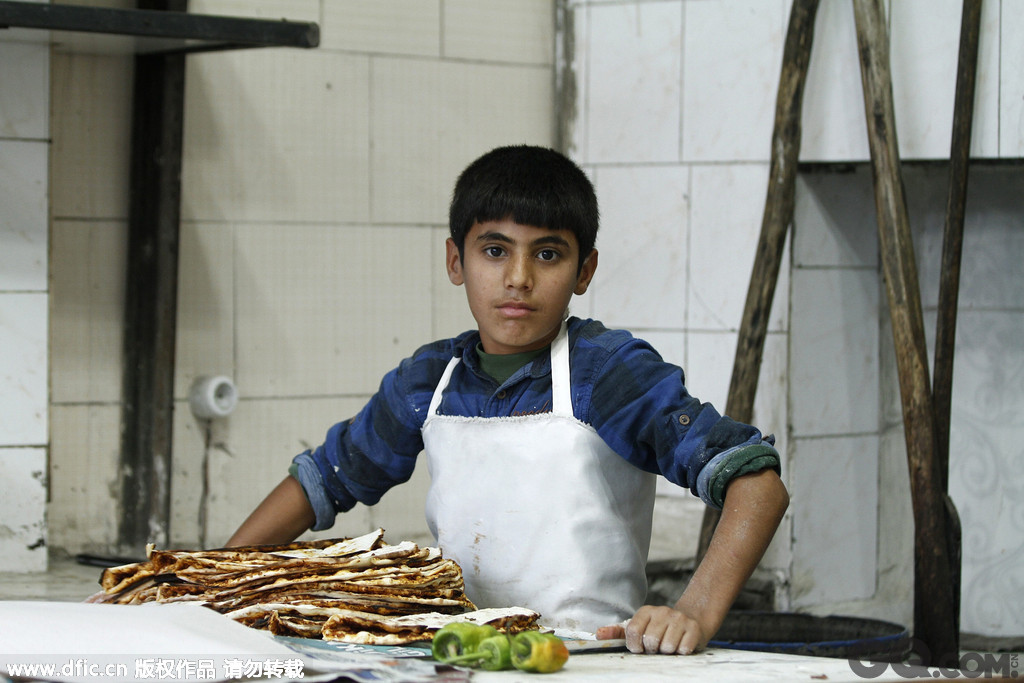 土耳其乌尔法Suruc地区，14岁的叙利亚难民男孩Ferzad Habesi在当地的一家皮塔饼餐馆工作，一个星期可以赚得5土耳其里拉(约1.7欧元)。叙利亚动乱开始后，他们一家不得不离开自己的杂货店，来到 Suruc地区寻求庇护。Ferzab Habesi渴望重返学校。   