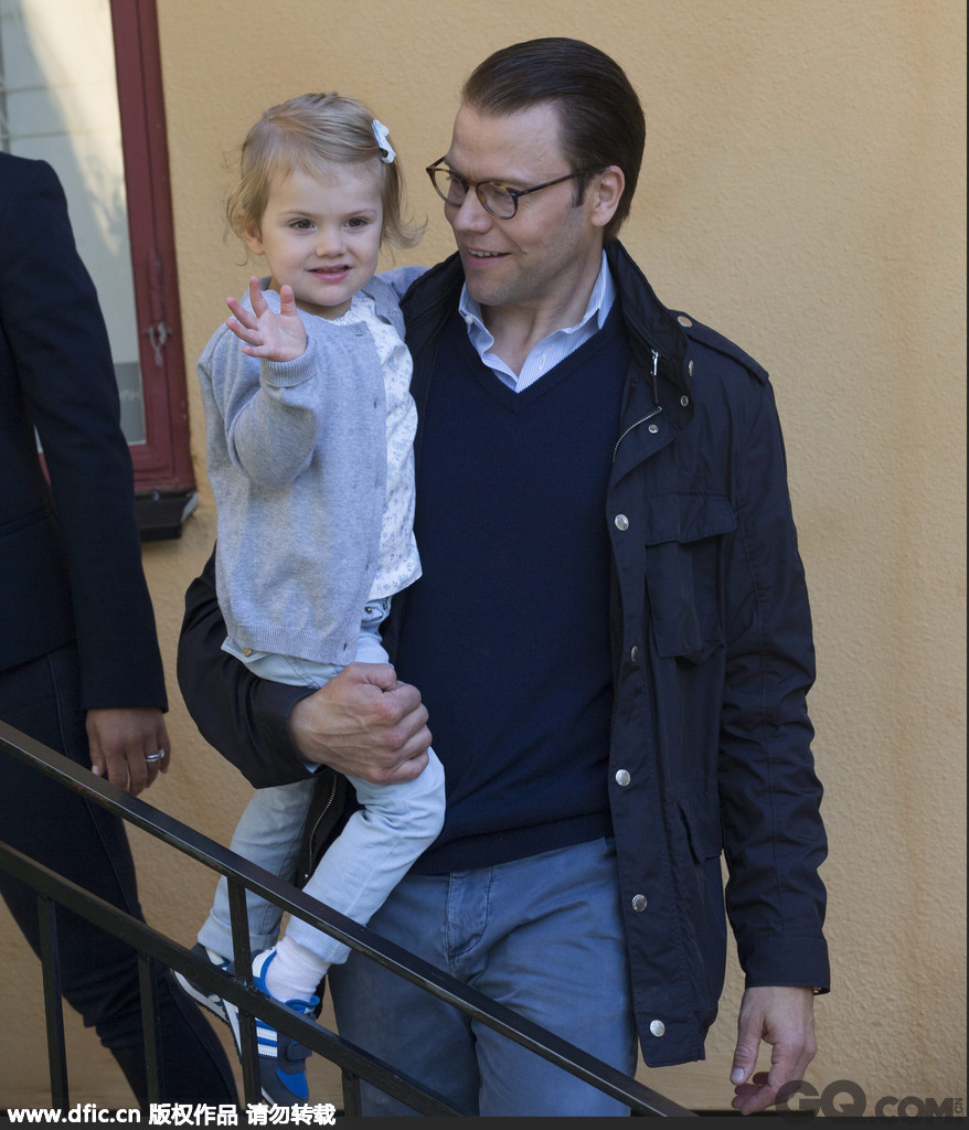 瑞典丹德吕德，瑞典王储维多利亚夫妇送女儿埃斯特拉小公主上幼儿园，可爱的小公主笑容满面，对于上学十分兴奋。   