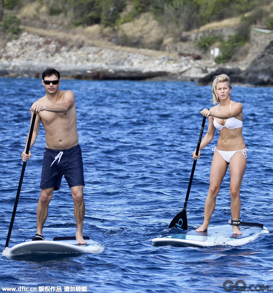 圣巴特岛，瑞恩-西克莱斯特与女友一同现身度假小岛，两人滑冲浪板默契十足。  
