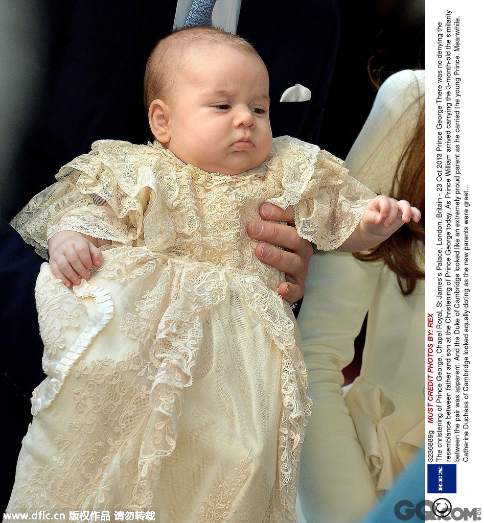2013年10月23日，英国伦敦，即将受洗的乔治小王子。威廉王子与夫人凯特，儿子乔治王子抵达圣詹姆斯宫，准备参加洗礼仪式。 