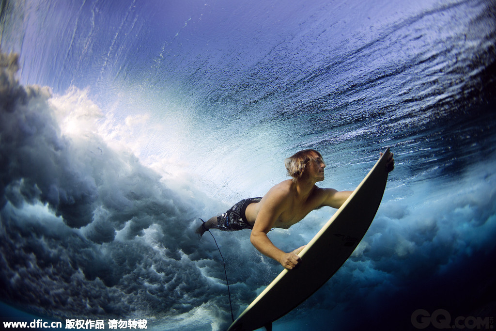 30岁的摄影师Lucia Griggi在斐济的海洋中拍摄到英勇的冲浪者在水下与巨浪搏斗的精彩画面。只见冲浪者紧紧抓住冲浪板，遇到巨浪毫不畏惧，不断挑战自己的身体极限。 