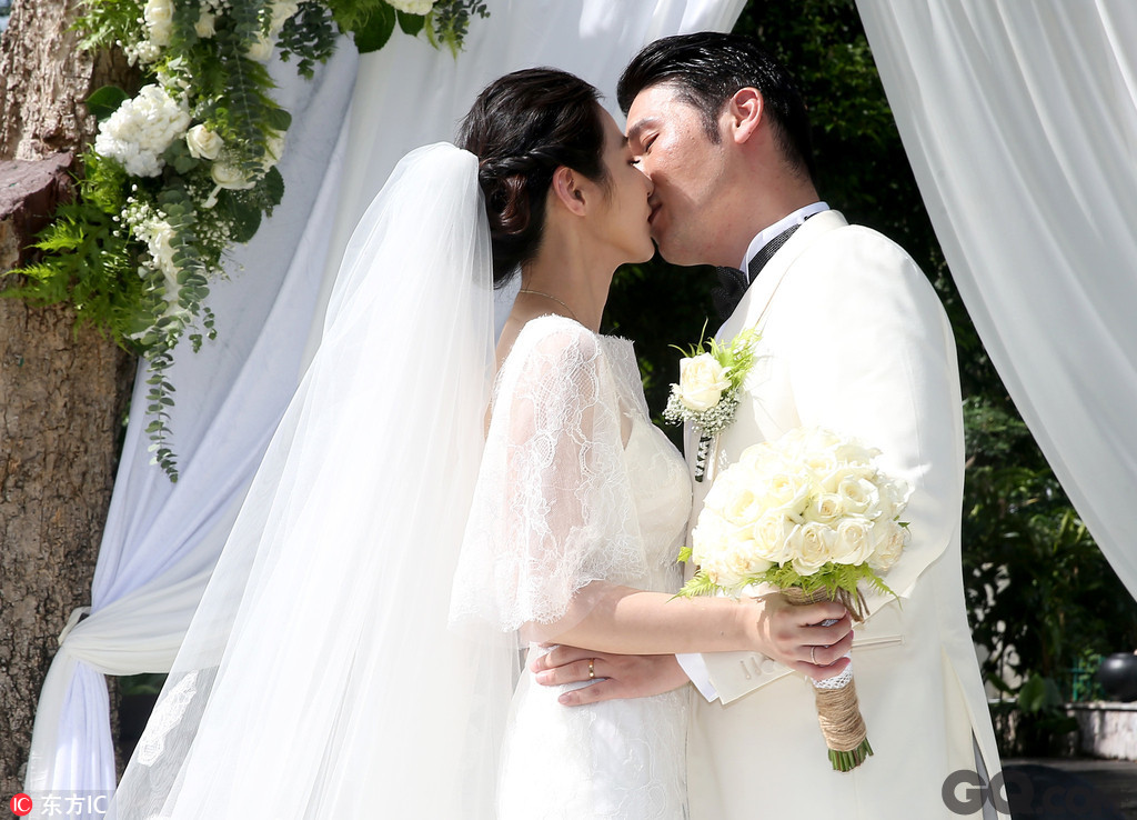 女星陈怡蓉与未婚夫薛博仁于日前在泰国清迈举行婚礼。婚礼中，杨谨华担任伴娘之一及主持人，并在迎娶仪式上“狠狠地”捉弄了新郎。