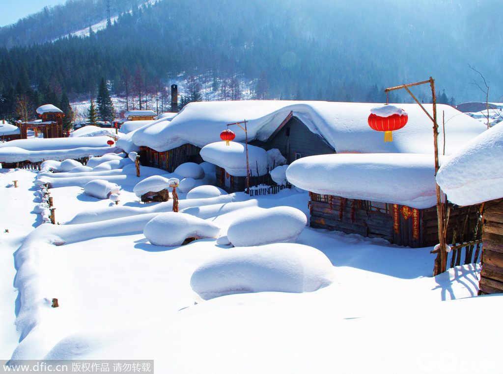 黑龙江省海林市长汀镇双峰林场是中国最大的雪乡，白雪皑皑似人间仙境。雪乡夏季多雨冬季多雪，积雪期长达7个月，从每年的10月至次年5月积雪连绵，年平均积雪厚度达2米，雪量堪称中国之最，且雪质好，粘度高，素有“中国雪乡”的美誉。