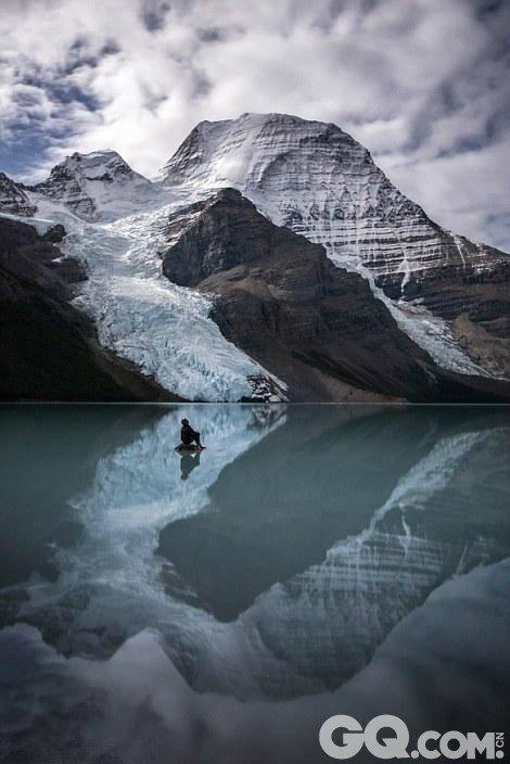 伯格湖，位于加拿大不列颠哥伦比亚省罗布森山省立公园